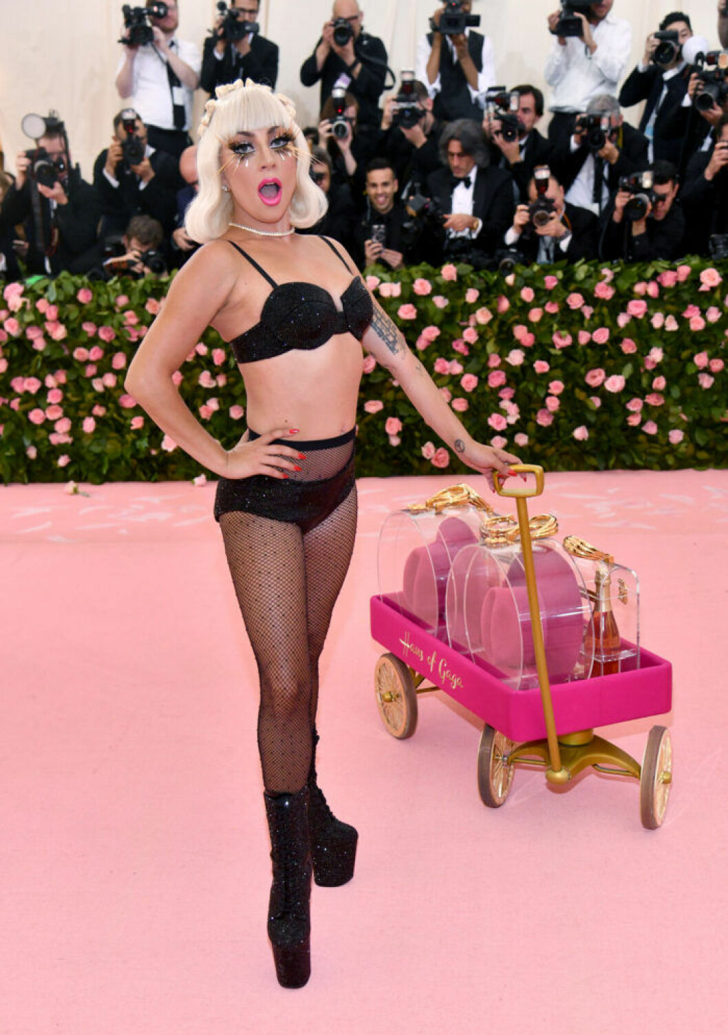 Lady Gaga i ombyte fyra på röda mattan