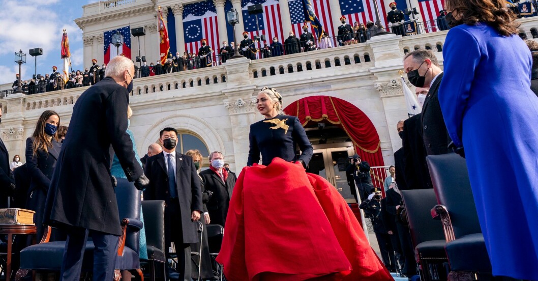 Lady Gaga gör entré på Joe Bidens presidentinstallation.