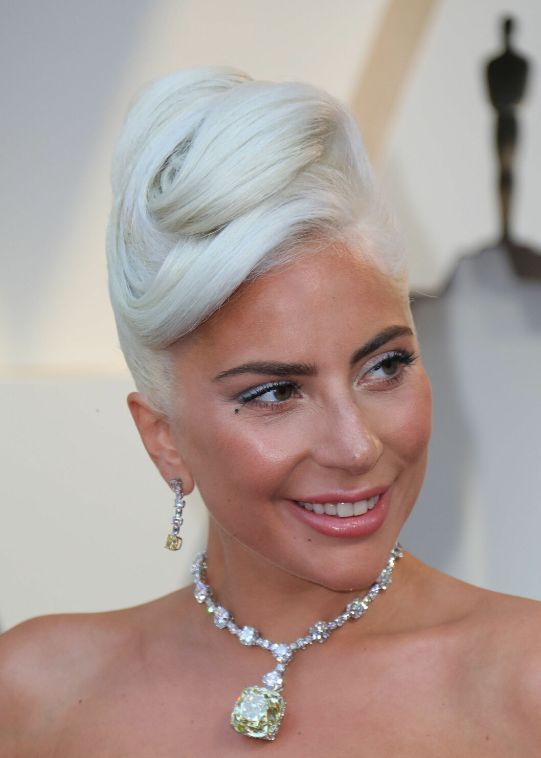 Lady Gaga med platinablont hår i en knut.