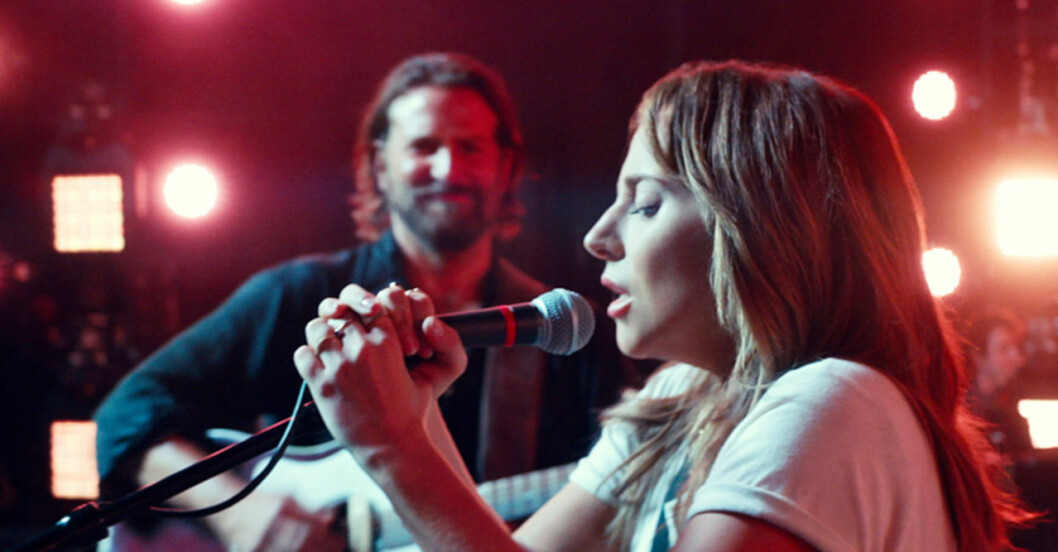 Lady Gaga och Bradley Cooper på scenen tillsammans i filmen ”A Star Is Born”. Foto: IBL Lady Gaga framför låten