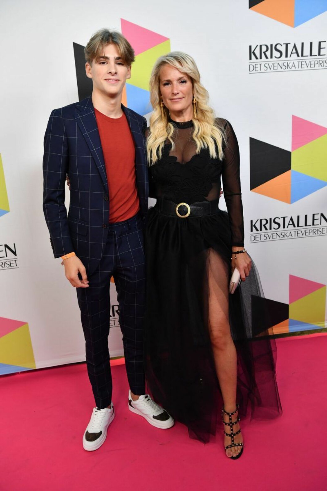 Laila Bagge med sonen Liam. Laila Bagge med sonen Liam på röda mattan på Kristallen 2019