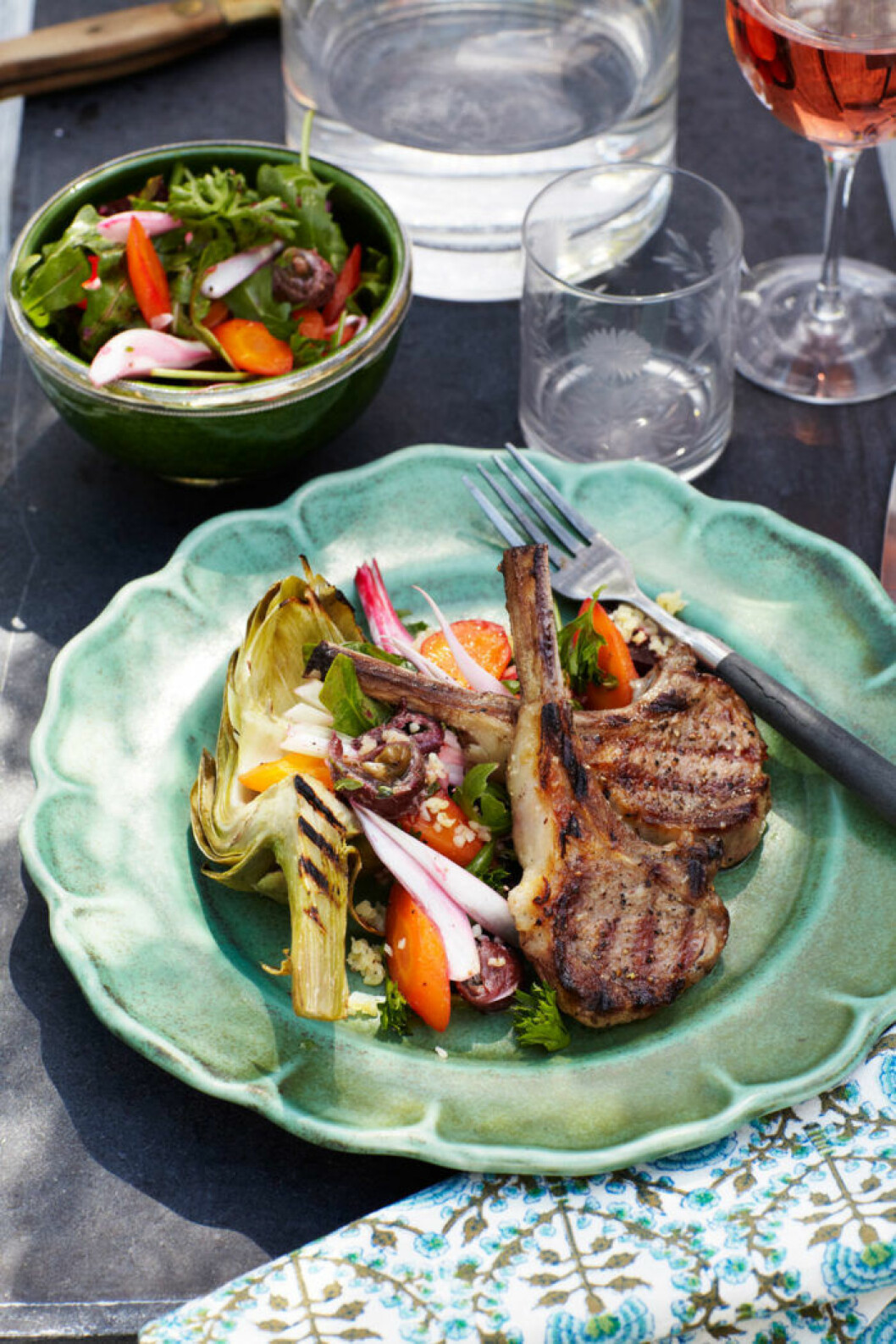 LAMMKOTLETTER MED BULGURSALLAD