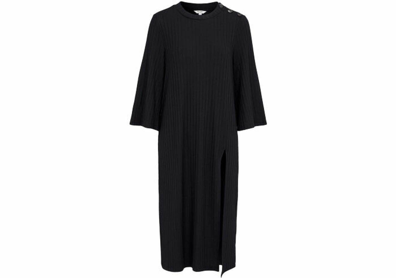 långärmad svart klänning med rak och ledig passform från Cellbes att bära i höst