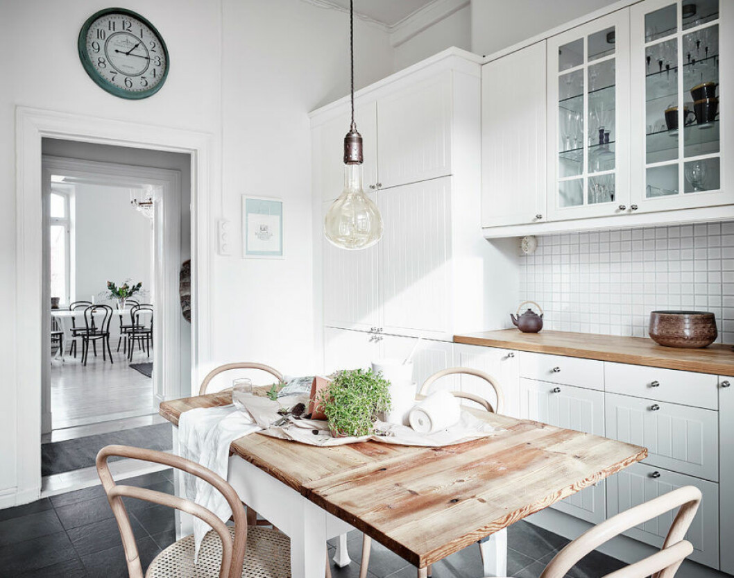 Foto: <a href="https://www.instagram.com/fotografanders/" target="_blank" rel="noopener">Anders Bergstedt</a> Styling: <a href="https://www.instagram.com/annafurbacken/" target="_blank" rel="noopener">Anna Furbacken</a> för <a href="https://www.instagram.com/entrancemakleri/" target="_blank" rel="noopener">Entrance mäkleri</a>/mäklare: Erika Bergholm