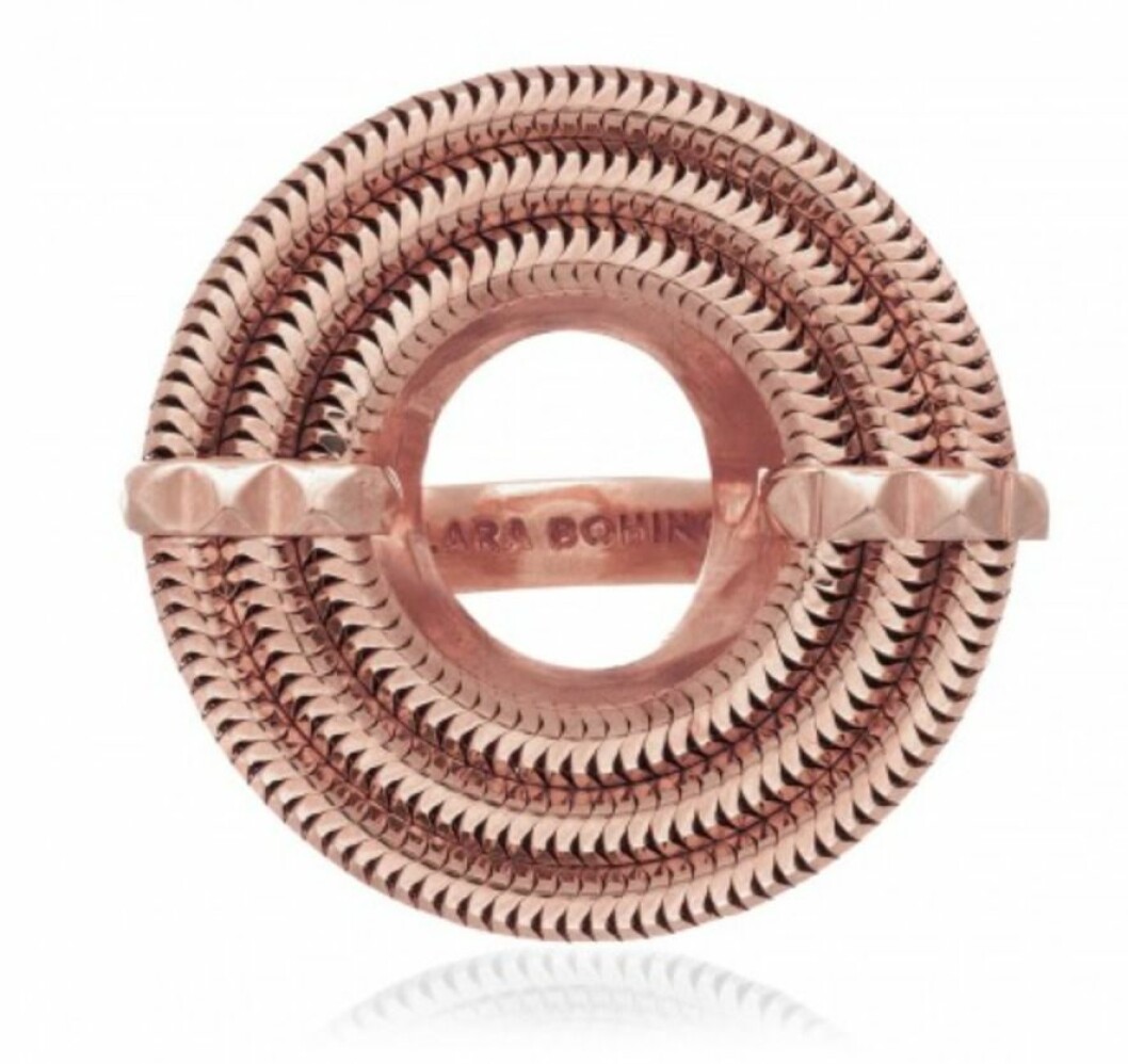 <a href="http://www.larabohinc.com/jewellery/rings/apollo-ring-rose-gold-1679" target="_blank">Ring i roséguld</a>, 2 800 kr, Lara Bohinc. ring-roséguld-lara-bohinc