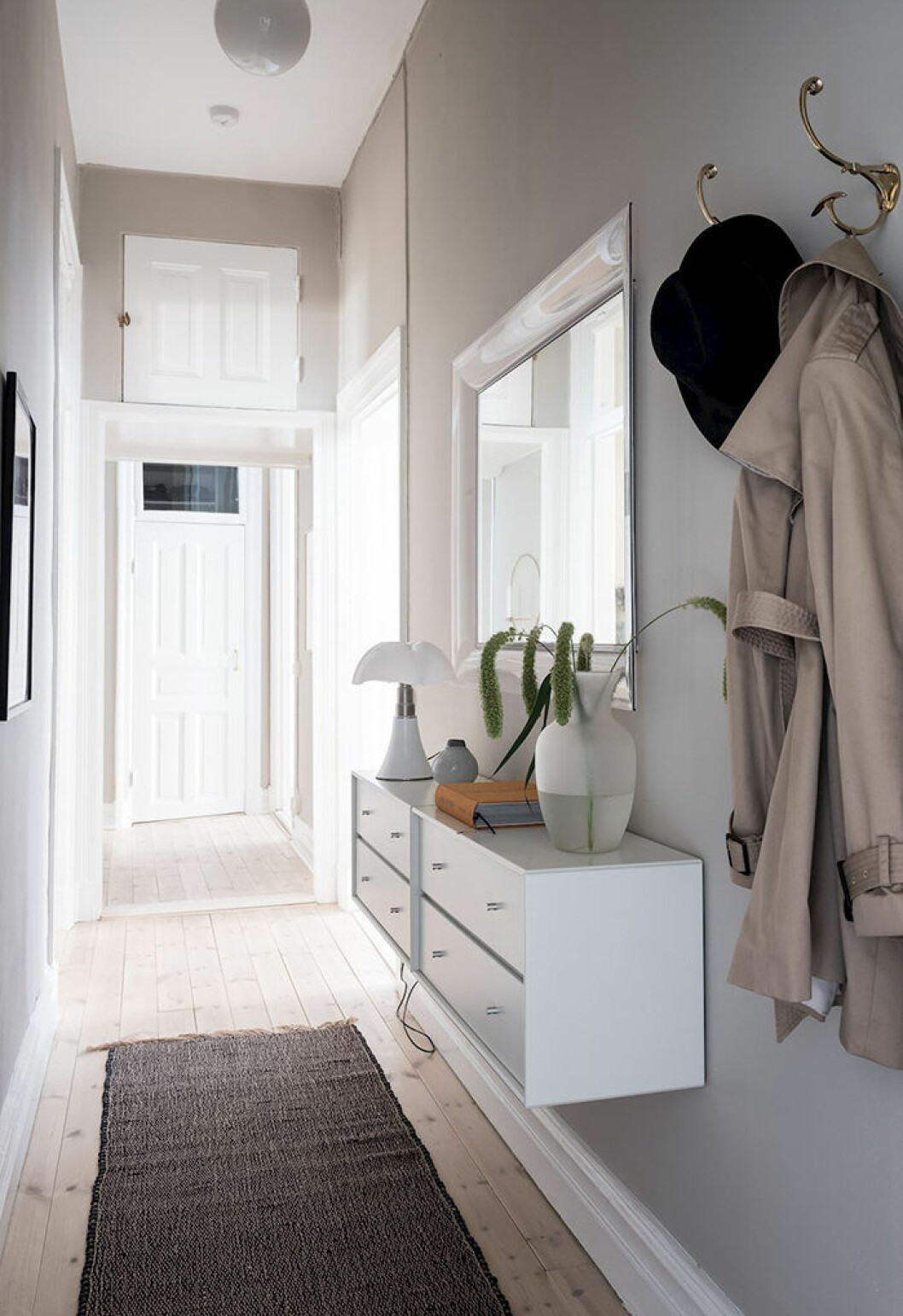 Vägghängd förvaring underlättar städningen i hallen. Foto: Alen Cordic Styling: Nouvel för <a href="https://www.instagram.com/bjurfors_goteborg/?hl=sv" target="_blank" rel="noopener">Bjurfors</a>/mäklare: Charlotta Lenhammar Lättstädad och snygg hall med vägghängd förvaring