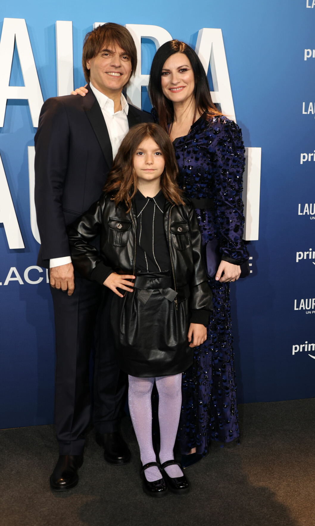 Laura Pausini med sin fästman och gemensamma dottern Paola, 9 år. laura pausini barn