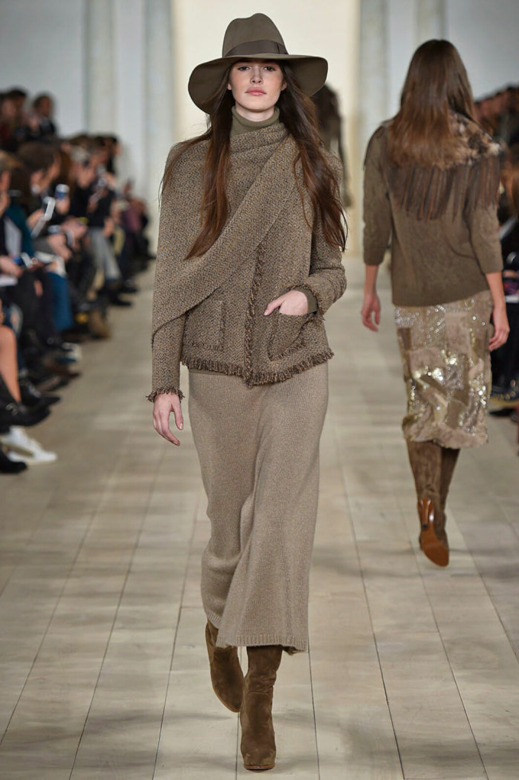 Fina naturtoner, mjuka material sätter stilen. Från Ralph Laurens visning. LAUREN_Catwalkbild-modell