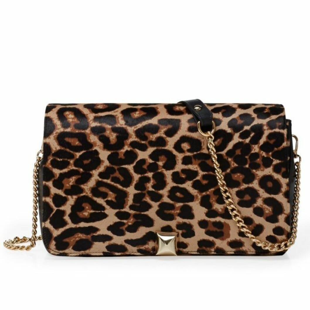 <a href="http://leowulff.com/shoulder-bag/1296-laurent-leo-gold-bag--8680302068650.html">Axelremsväska</a>, ca 4 800 kr, Leowulff. leopard-vaska-leowulff