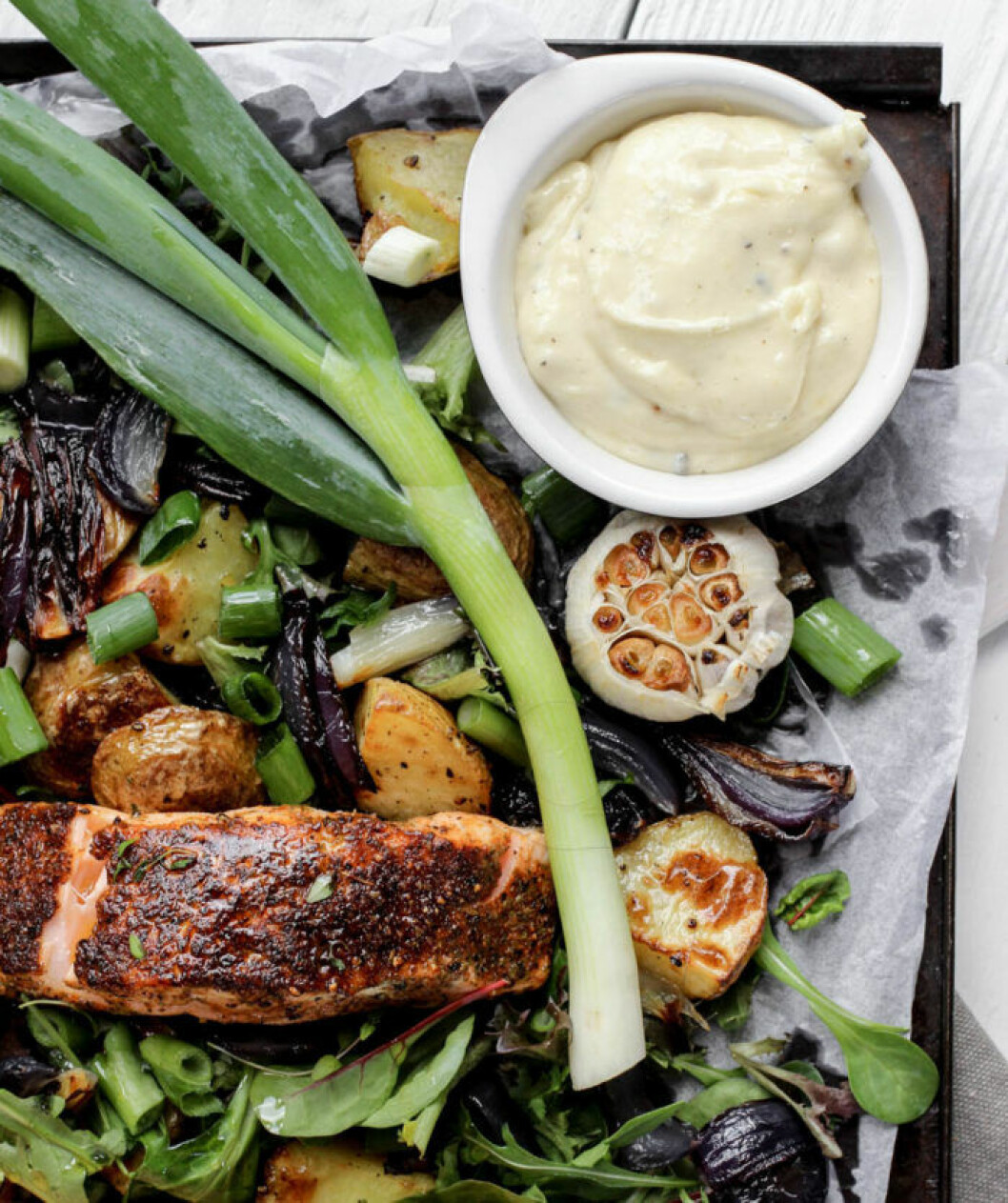 Lax med rökig rub, rostad potatissallad och aioli. Lax med rökig rub, rostad potatissallad och aioli på ugnsplåt
