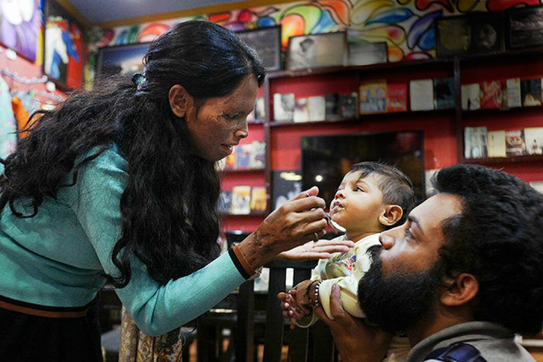 Laxsmi är gift med Alok, grundaren av organisationen Stop Acid Attacks. tillsammans har de lilla Pihu. Alok Laxsmi