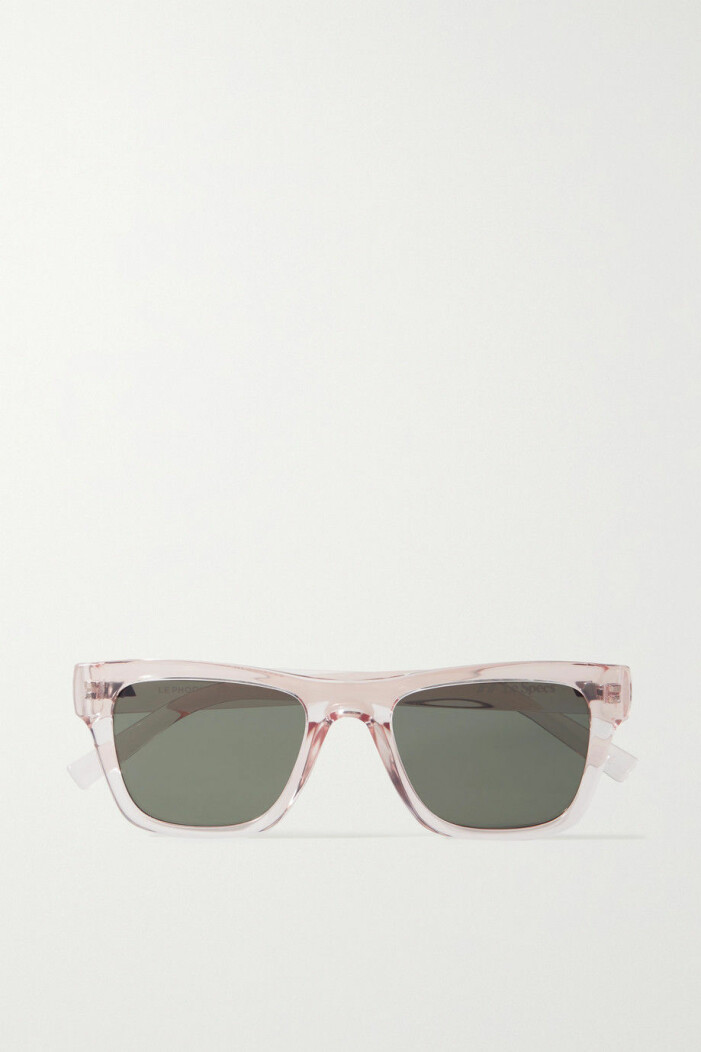Solglasögon, Le Specs. <a target="_blank" rel="nofollow" href="https://apprl.com/al/6j3J/">Klicka på bilden för att komma direkt till produkten!</a> Ljusrosa, transparenta solgöasögon. Solglasögon från Lespecs finns på Netaporter.com