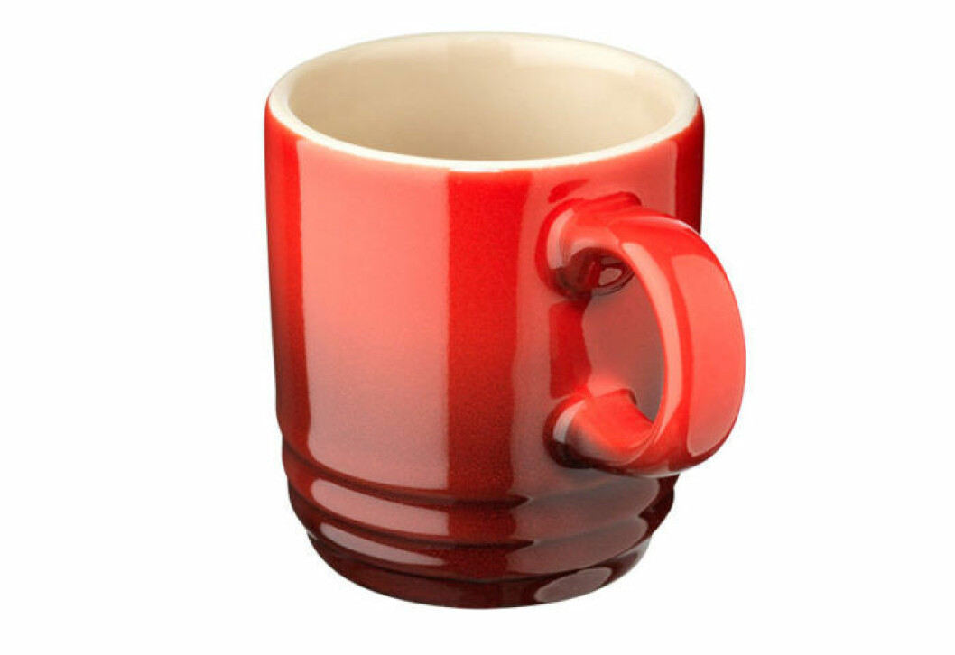 Den lilla muggen i stengods från Le Creuset finns bland annat i en djupröd färg.