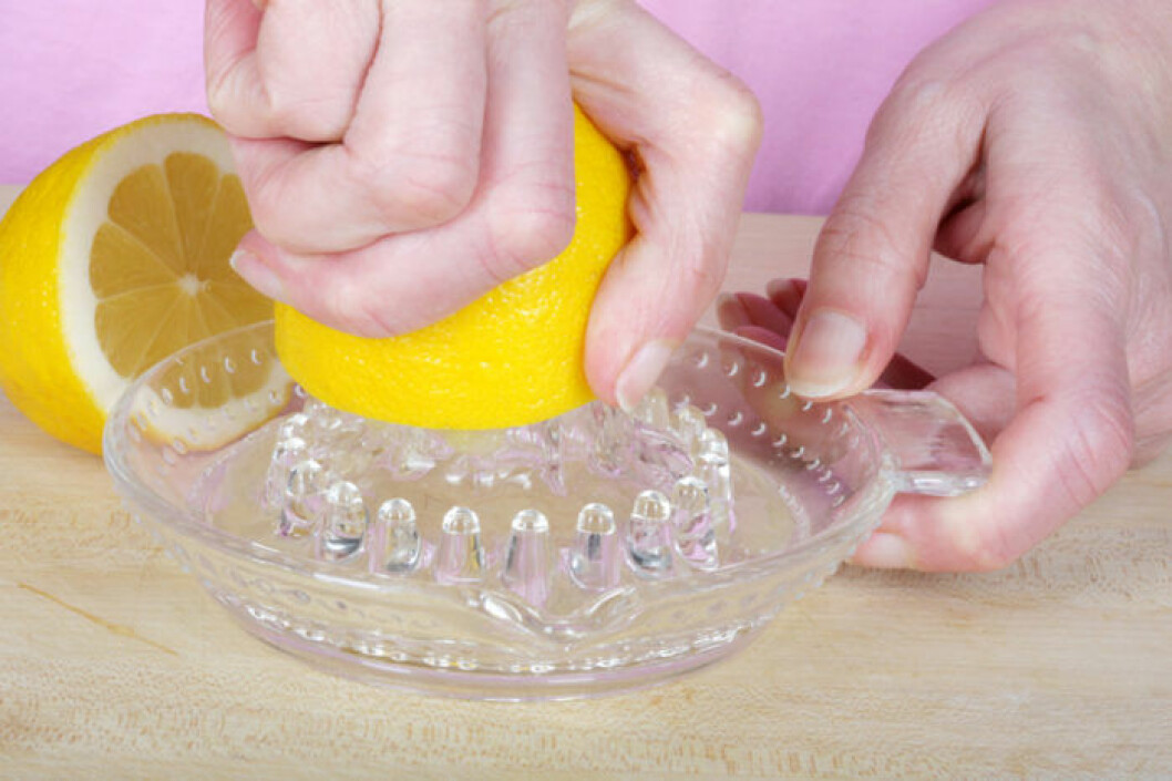 Rulla citronen mot köksbänken och krama ur allt. Bild: IBL Rulla citronen mot köksbänken och krama ur allt.