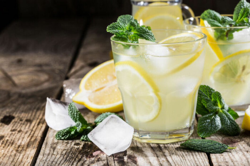 Spetsad lemonad med vodka och smaksatt med mynta.