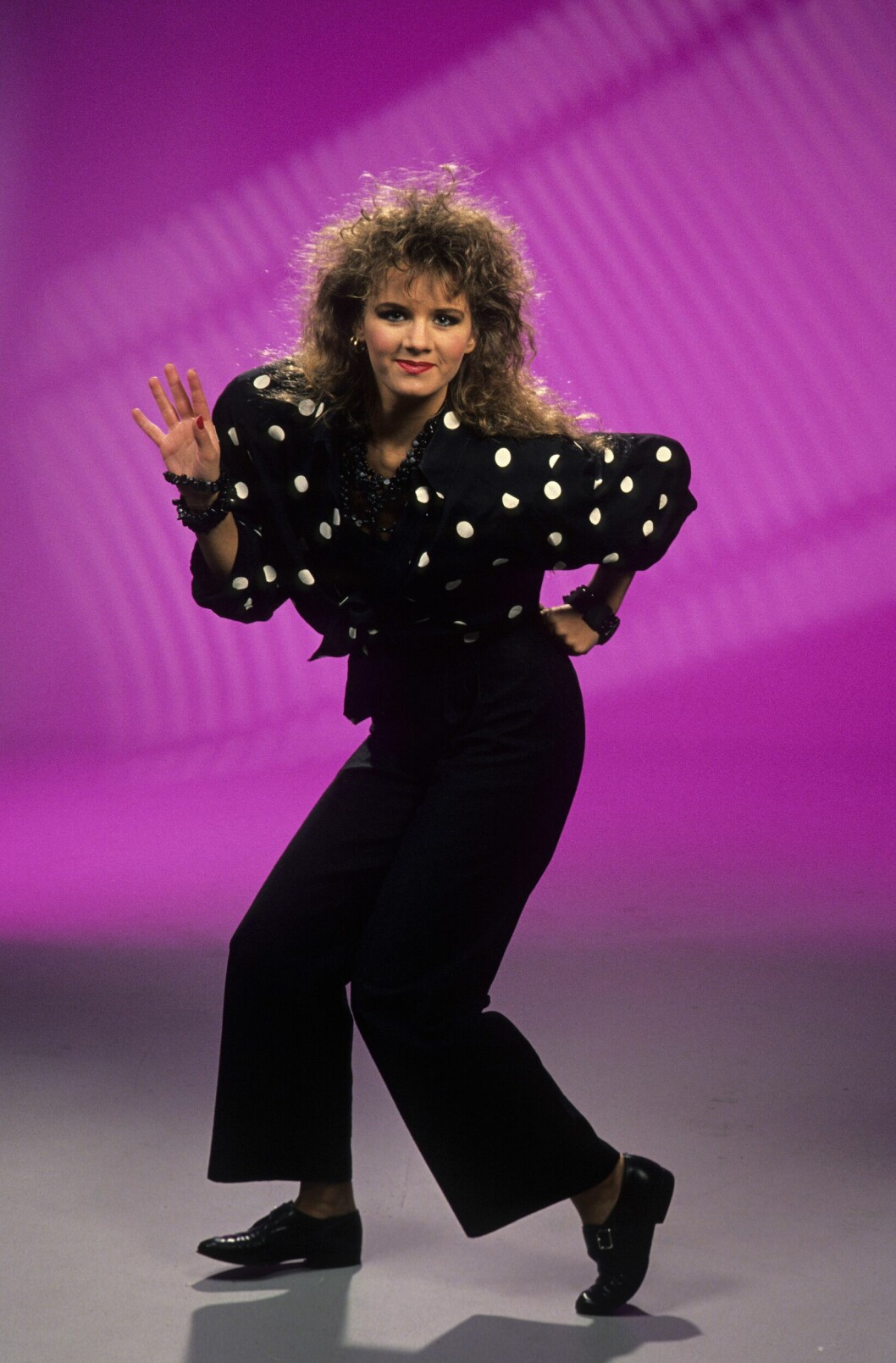 Lena Philipsson är en av Sveriges mest kända artister. Hon har haft en karriär i över 30 år. Här syns hon 1988. Klädseln är typisk Lena. Under åren har hon blivit synonym med starka färger och kreativa snitt. Med sina 170 centimeter över marken klär hon i det mesta.