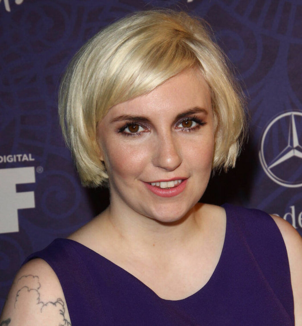 Efter kommentarerna kring hennes tänder bokade hon tid för tandblekning. Foto: IBL En leende Lena Dunham på röda mattan.