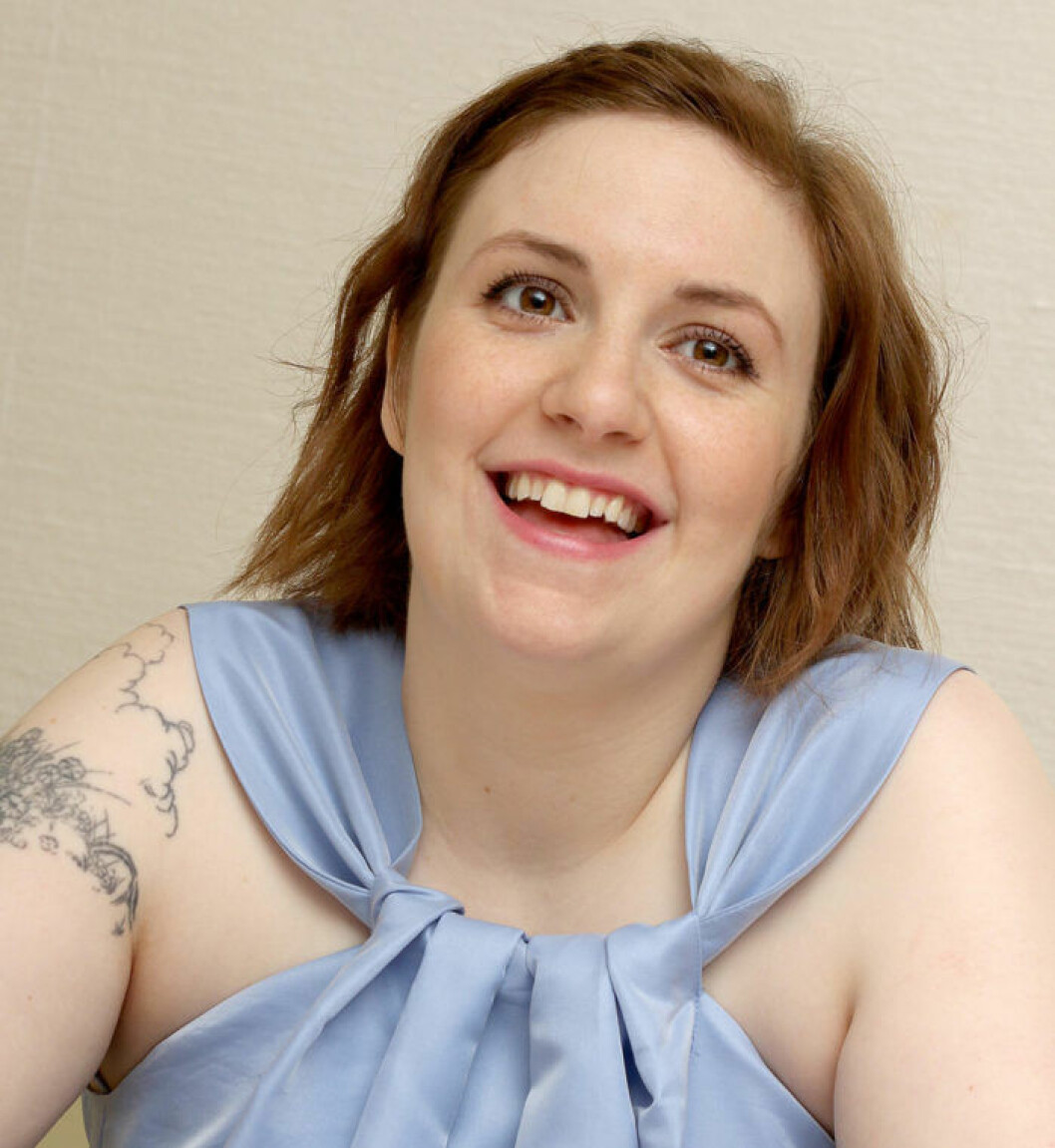 Lena Dunham hånades för att ha stora framtänder på Twitter. Foto: IBL Lena Dunham ler med tänderna.