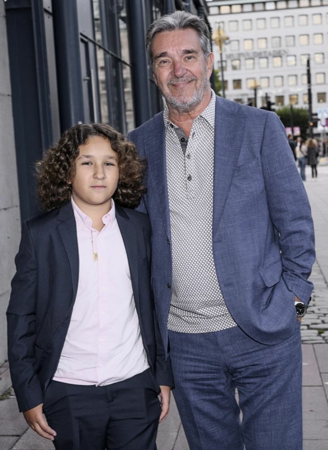 Kjell Bergqvist och tillsammans med sonen Leo på premiären av ”En värsting till syster”, år 2019. FOTO: Eero Hannukainen/TT Kjell Bergqvist och sonen Leo