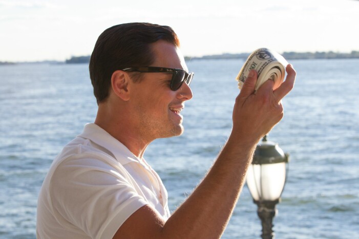 Kasta inte pengarna i sjön under Black week! Leonardio Dicaprio i filmen "Wolf of Wall Street" från 2013. Leonardio Dicaprio i filmen Wall street wolves