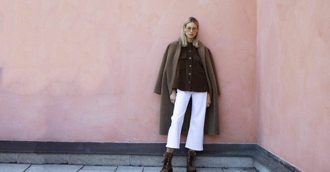 Jeans i bomull/elastan, stl 24–32, 1 400 kr, Calvin Klein. Skjortjacka i bomull, stl 34–42, 3 800 kr, Britt Sisseck. Kappa i ull/polyester, XS–XL, 4 595 kr, Lexington. Boots i mocka, 2 999 kr, Billi Bi. Ring i guld, 1 895 kr, CbyC. Örhängen i guldpläterat silver, 1 799 kr, Thomas Sabo. Ring i guld, 4 500 kr, CbyC. Solglasögon i metall/glas, 2 020 kr, Ray-Ban. Lexington aw 2020 brun teddykappa