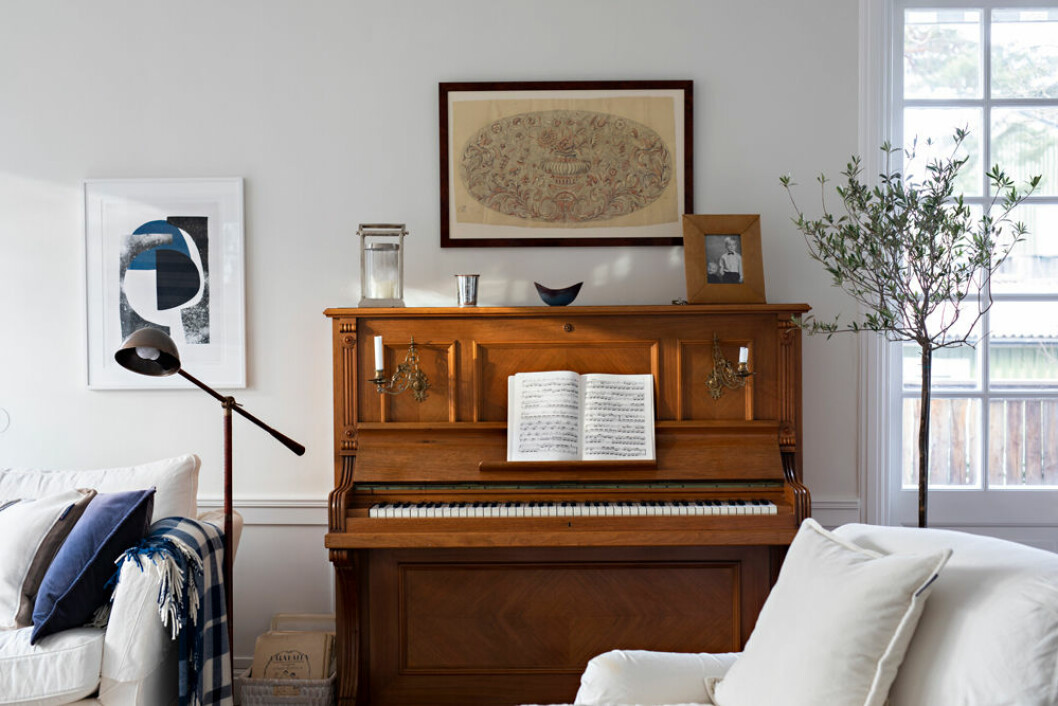 Pianot i vardagsrummet kommer från Kristinas barndomshem. Tavlan är en originalritning av ett intarsiamönster för en byrå av Kristinas farfar, ljuslykta, Lexington, silvervasen är en gåva från affärskvinnor på Harvard business school. Hemma hos Kristina Lindhe Lexington