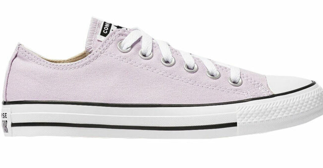 lila låga converse-sneakers för dam 2022