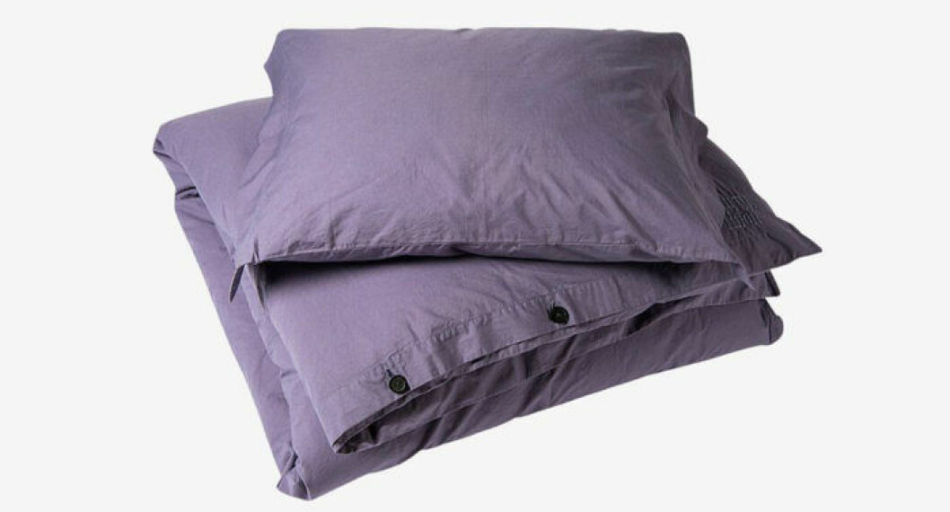 Lila bäddset från <a href="http://www.awin1.com/cread.php?awinaffid=439045&awinmid=8905&p=https%3A%2F%2Fwww.ellos.se%2Fdirty-linen%2Fpaslakanset-triplex-i-tvattad-bomullspercale%2F1053830-11" target="_blank" rel="noopener">Dirty Linen</a>. lila bäddset