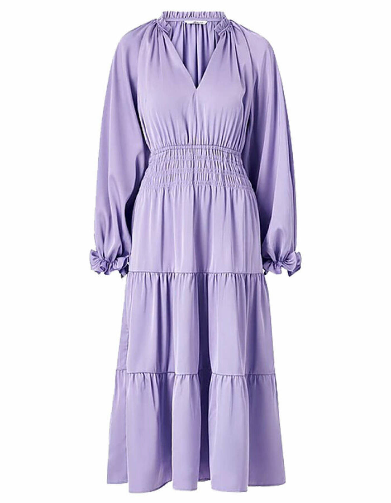 lila klänning i satin med smock i midjan från ellos för klädkoden mörk kostym