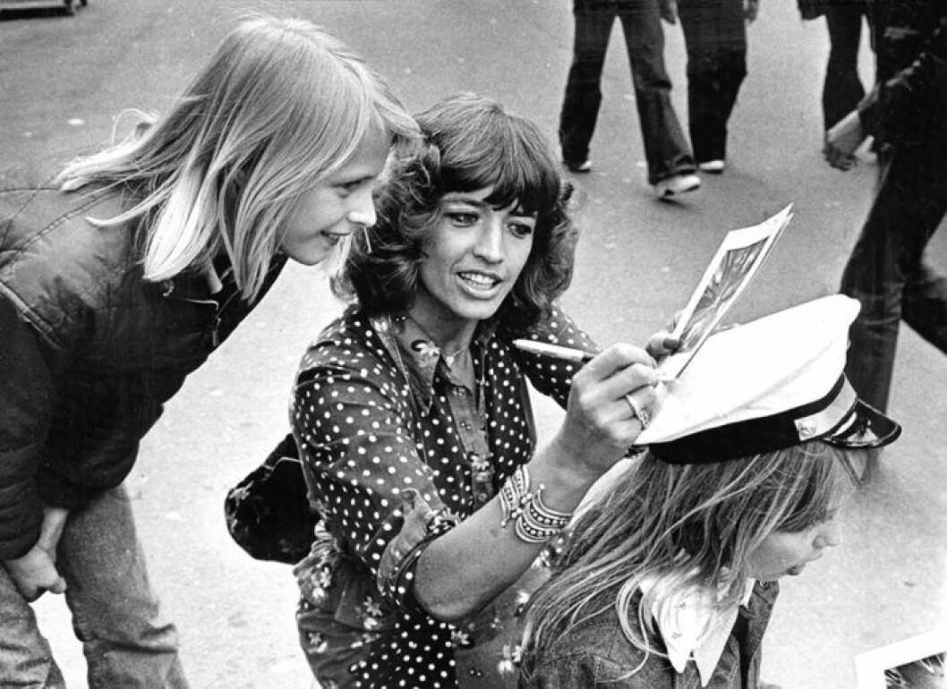 Barbro ”Lill-Babs” Svensson skriver autografer 1976. Bild: IBL Bildbyrå
