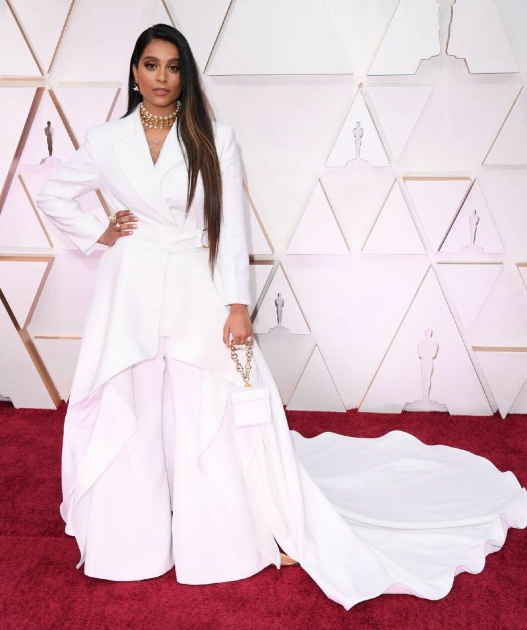 Lilly Singh. Lilly Singh i vit byxdress på röda mattan