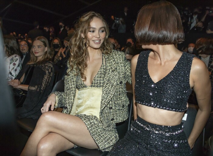 Lily-Rose Depp i tweedjacka och matchande minikjol Lily Depp Rose hos Chanel