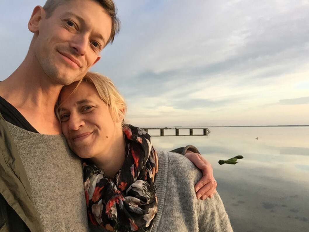 Lina och Martin njuter av att vistas vid sommarhuset i Skåne. Foto: Privat
