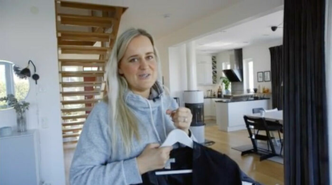 Linda Henriksson visar upp mäklarkläderna hon inte behövt ha på sig på över ett år. Hon längtar till hon får använda dem igen. Foto: SVT Play Linda Henriksson från