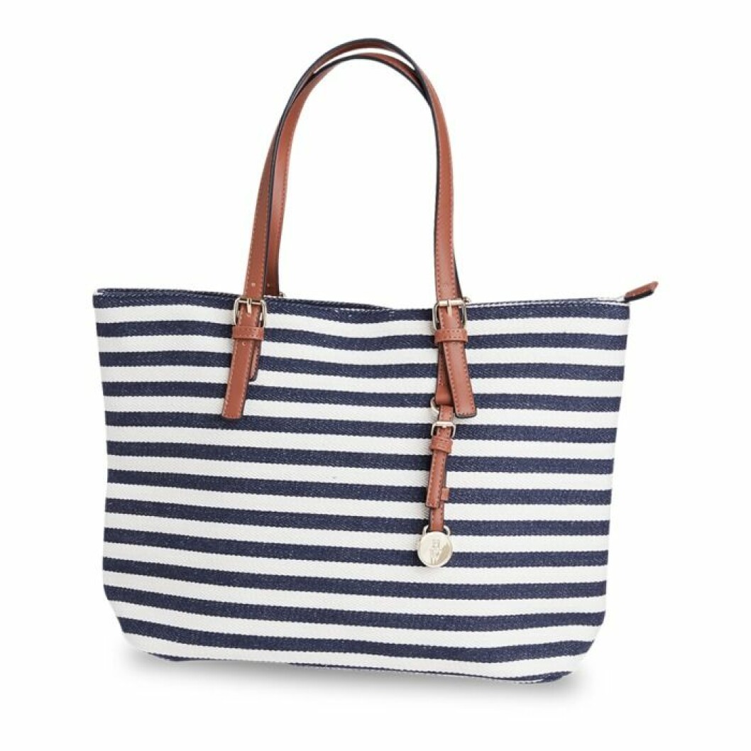 <a href="http://www.lindex.com/se/dam/get-summer-ready/7416250/Shopper/?styleId=83023693" target="_blank">Väska</a>, 299 kr, Lindex. vaska-bla-vit-randig-lindex