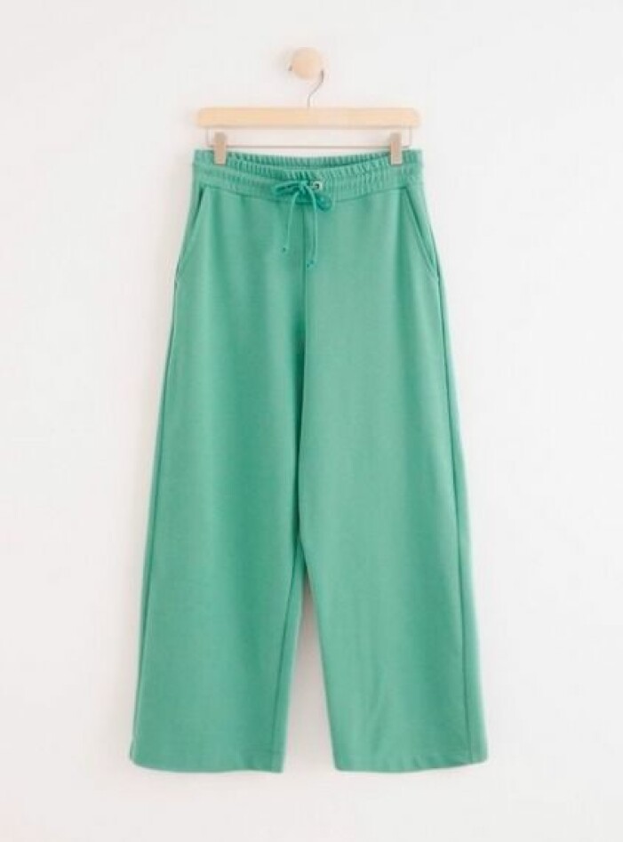 Sweatpants, Lindex. <a target="_blank" rel="nofollow" href="https://do.lindex.com/t/t?a=1200827919&as=1218462148&t=2&tk=1&epi=an-traningsset&url=https://www.lindex.com/se/p/8259391-9637-turkos-vida-croppade-sweatpants">Klicka på bilden för att komma till produkten!</a> Gröna sweatpants i rak modell från Lindex.