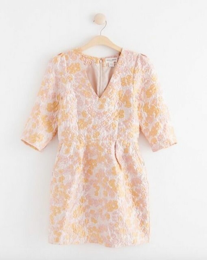 Klänning, 499 kr, Lindex. Klänning i jaquardmönster i ljusrosa och orange. Klänning i kort modell, v-ringad med trekvartsärmar och markerad midja. Klänning från Lindex.