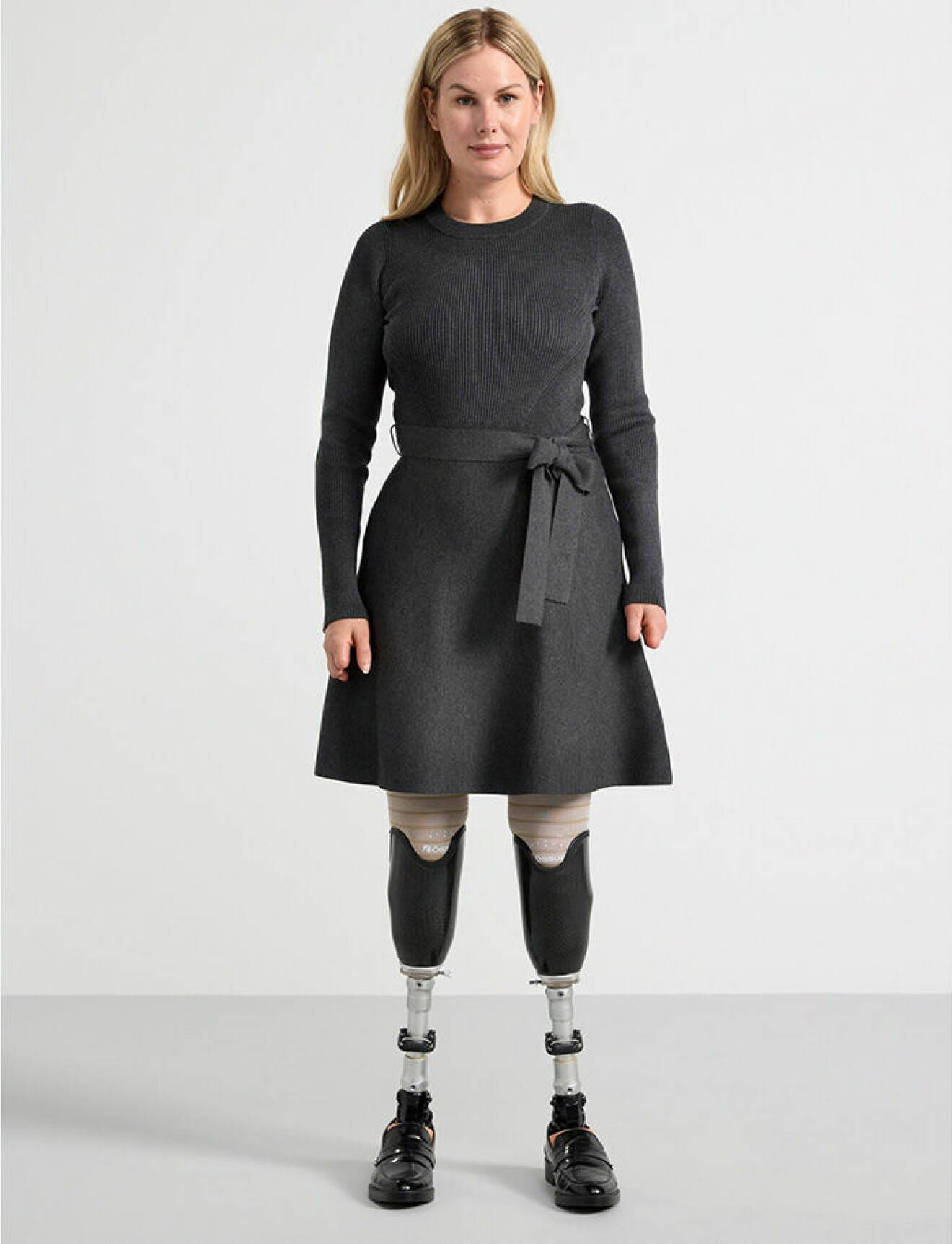 Mörkgrå kort stickad klänning med skärp från Lindex