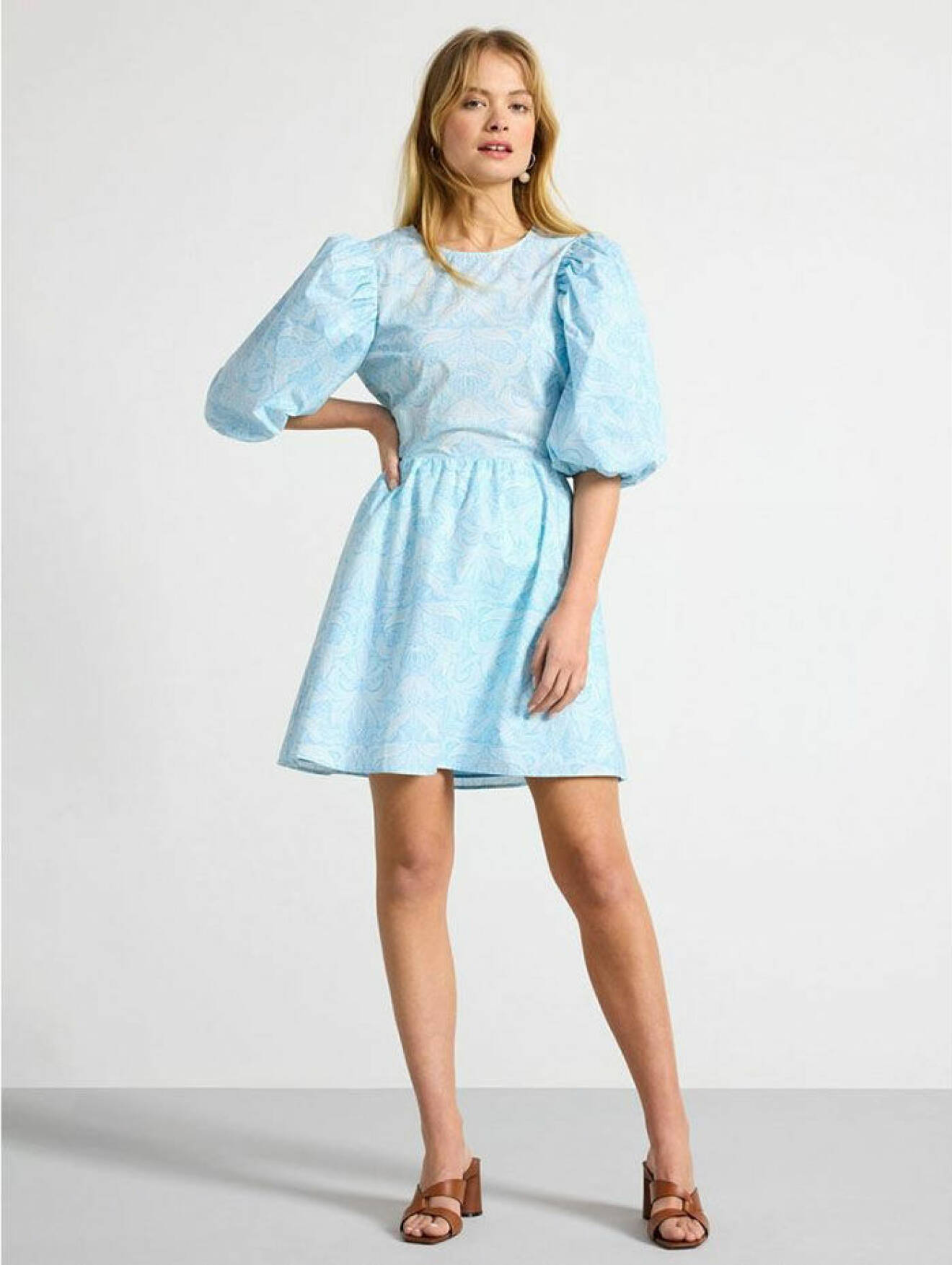 Kort ljusblå klänning med puffärmar och mönster från Lindex