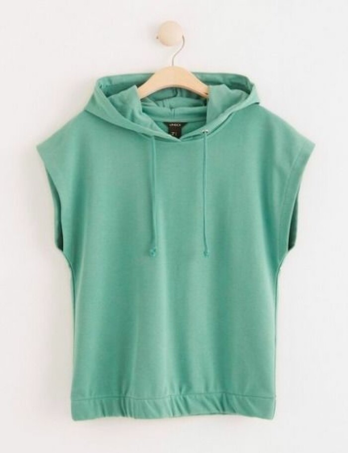 Ärmlös hoodie, Lindex. <a target="_blank" rel="nofollow" href="https://do.lindex.com/t/t?a=1200827919&as=1218462148&t=2&tk=1&epi=an-traningsset&url=https://www.lindex.com/se/p/8259846-9637-turkos-armlos-hoodie">Klicka på bilden för att komma direkt till produkten!</a> Grön, ärmlös hoodie från Lindex.