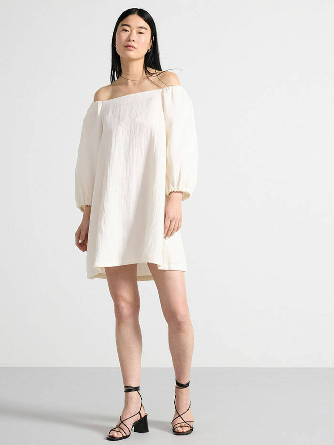 Kort vit klänning med vid passform och offshoulder-design från Lindex