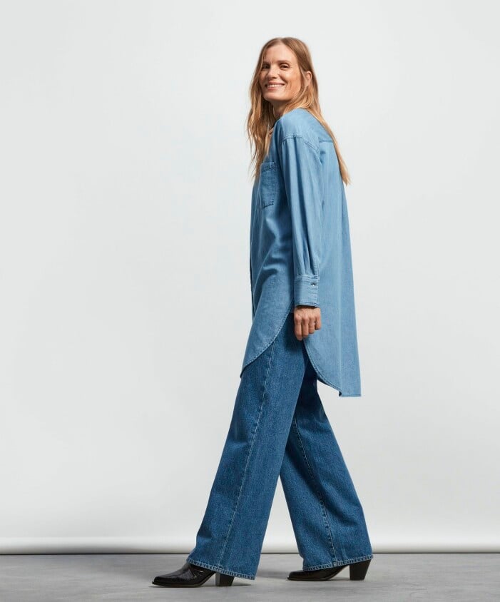 Trendigt matchande set med en jeansskjorta och vida jeans från Lindex