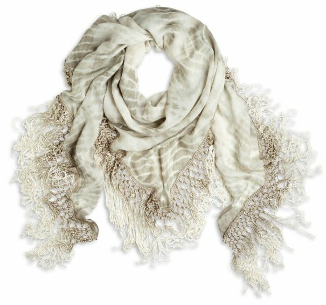 Scarf, 199 kr, <a href="http://www.lindex.com/se/?gclid=CMyd9dv9qb8CFWWzcgodiEYAuA" target="_blank">Lindex</a>. Scarf, 199 kr, Lindex.