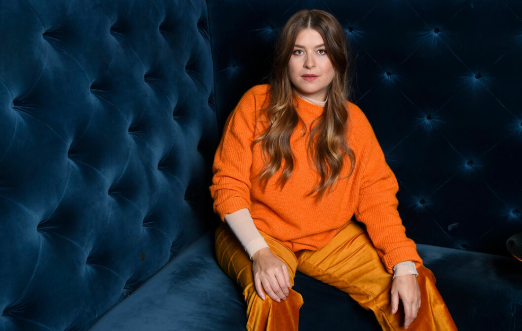 Artisten Linnea Henriksson är en av deltagarna i <em>Så mycket bättre</em> 2018. Foto: IBL Linnea Henriksson i orange outfit när hon ger intervjuer för