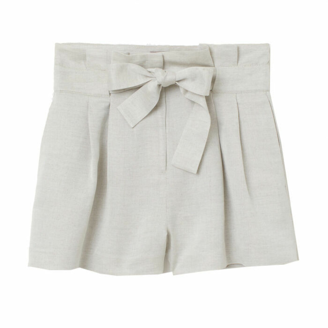 Linneshorts med knytband i midjan
