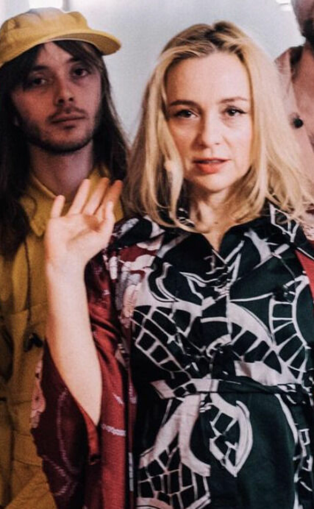 En annan bild från Lisa Ekdahls Instagram-flöde. Sonen Milton Öhrström poserar i bakgrunden. milton öhrström och lisa ekdahl