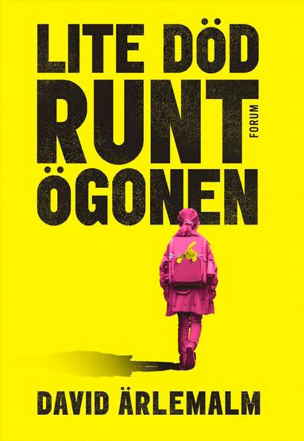 Hur långt är vi beredda att gå för våra barn? Bokomslag till Lite död runt ögonen, ryggen av en flicka med skolväska.