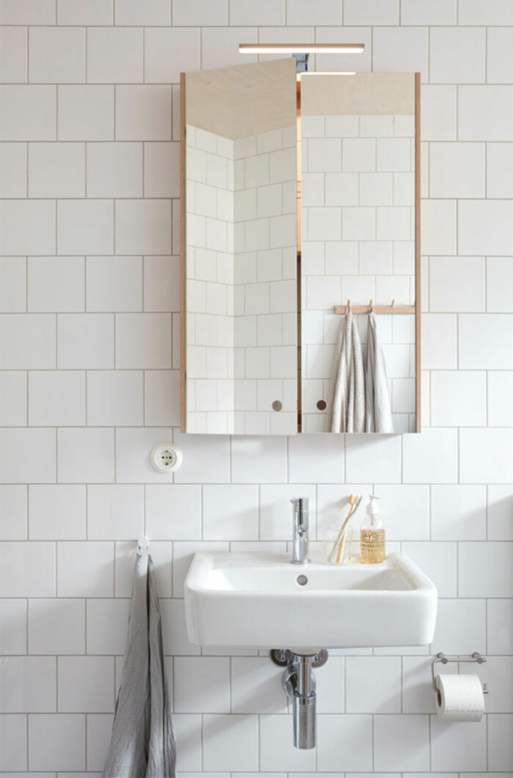 Ett ljust badrum känns alltid lite större. Foto: Norrgavel Ett litet badrum behöver bra belysning