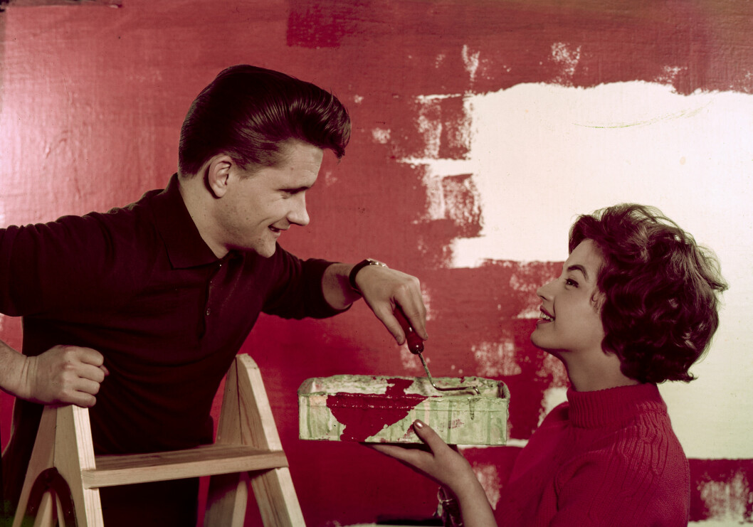 Artisterna Little Gerhard och Barbro Lill-Babs Svensson målar rött på en en vägg 1959.