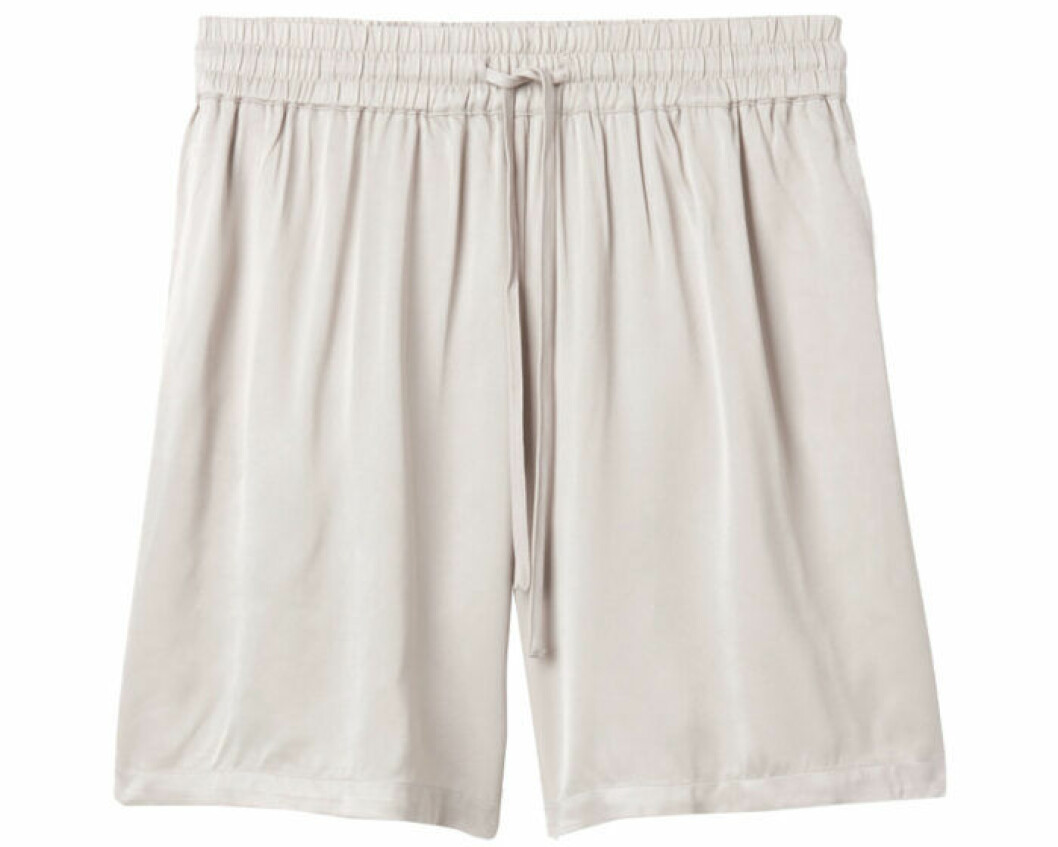 Ljus shorts till sommaren